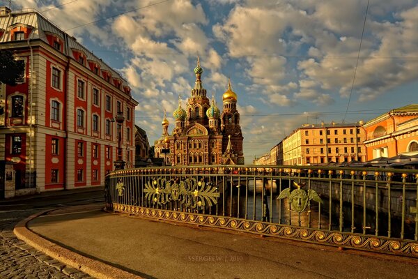 Die Uferpromenade von St. Petersburg unter der untergehenden Sonne