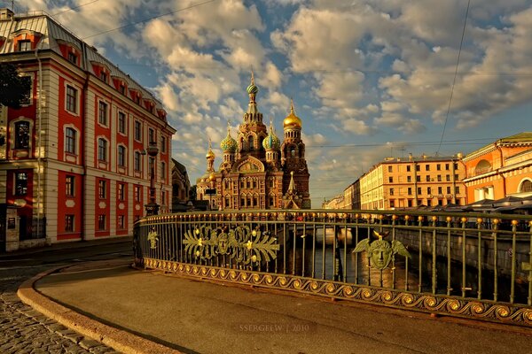 Argine di San Pietroburgo sotto il sole del tramonto