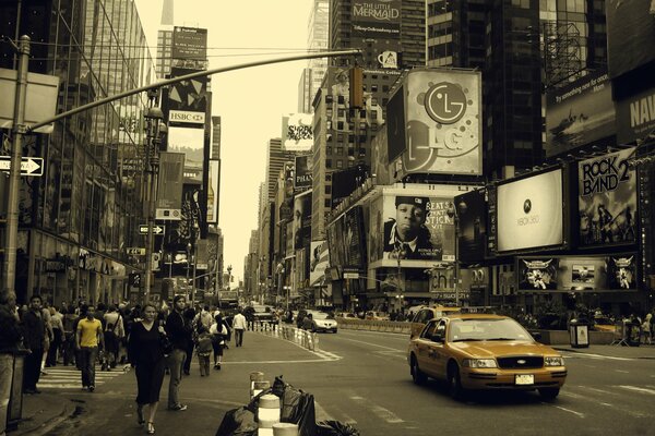 New York. Stadtstraße mit gehenden Leuten, Taxis, Geschäften, Werbung