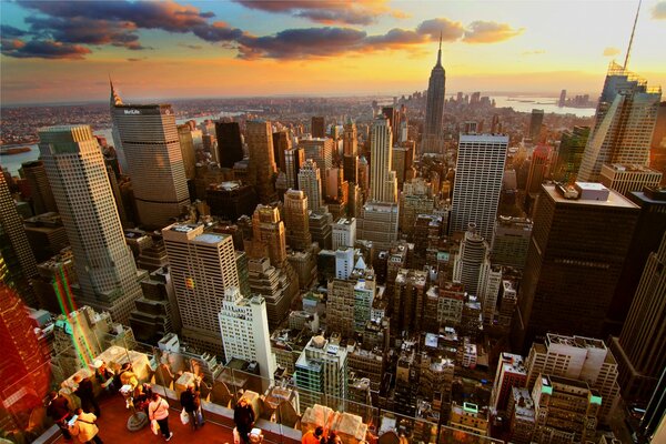 Toit d un gratte-ciel à New York au coucher du soleil
