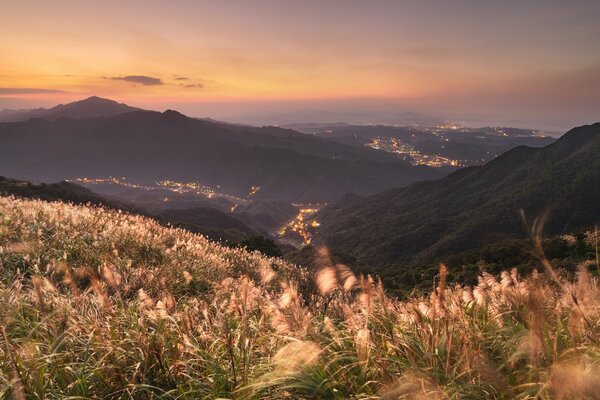 Belle colline al tramonto la sera