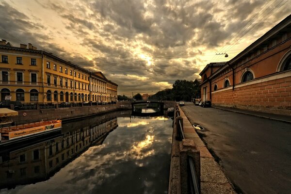 Die Brücke in der Stadt St. Petersburg. Alte Häuser und Gebäude auf den Straßen