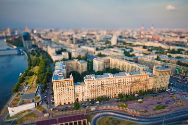 El camino y las casas de la avenida Volgogrado de la ciudad de Moscú