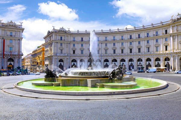 Fontana sulla bellissima Piazza della città principale D Italia