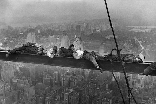 Les travailleurs de New York se reposent sur un fond de gratte-ciel
