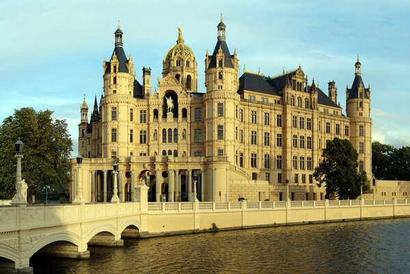 Belle architecture du bâtiment. Ancien bâtiment au bord de la rivière