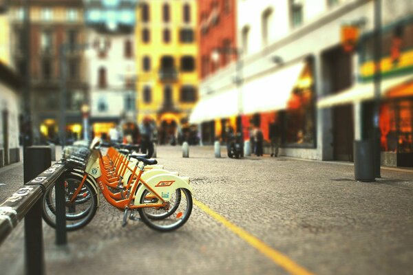 Carretera con bicicletas estacionadas entre edificios residenciales