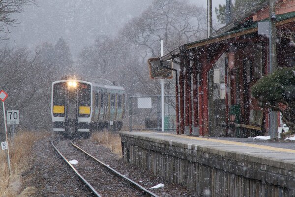 Die Präfektur Faqusima. Schnee in Japan. Annäherung des Zuges