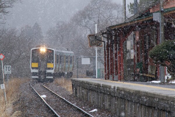 Prefectura De Facushima. Nieve en Japón. Aproximación del tren