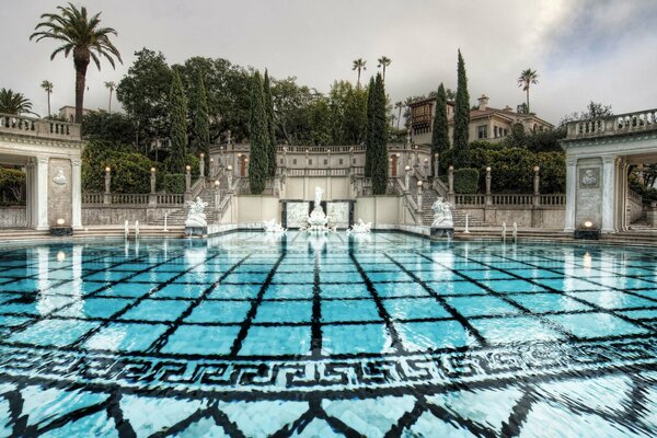 Piscina blu decorata con le mattonelle del modello Egiziano