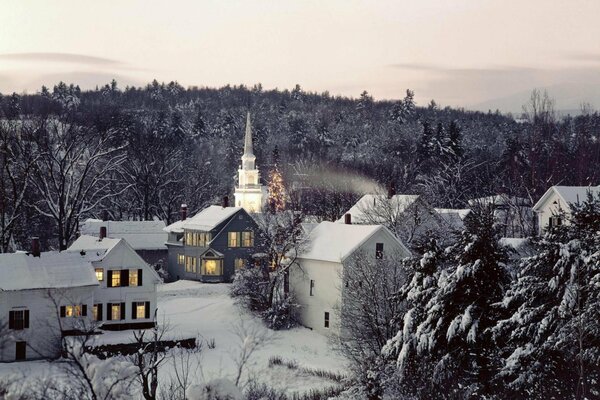 Paisaje nocturno de invierno con casas y iglesia
