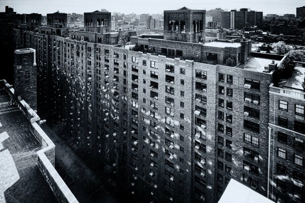 Bâtiments, bâtiments, maisons de la ville sur une photo en noir et blanc