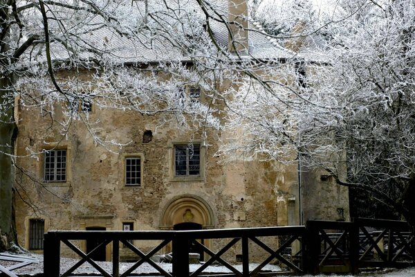 Das Haus hat einen Zaun Winter und Schnee