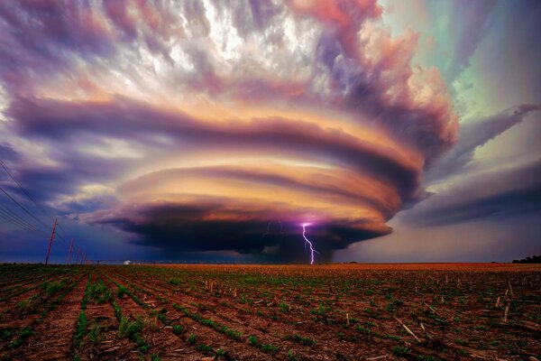 Typhon avec la foudre qui frappe les champs du Nebraska