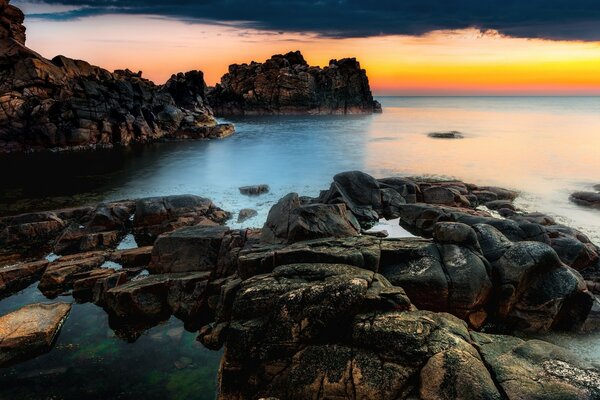 Elegante puesta de sol sobre la superficie del agua