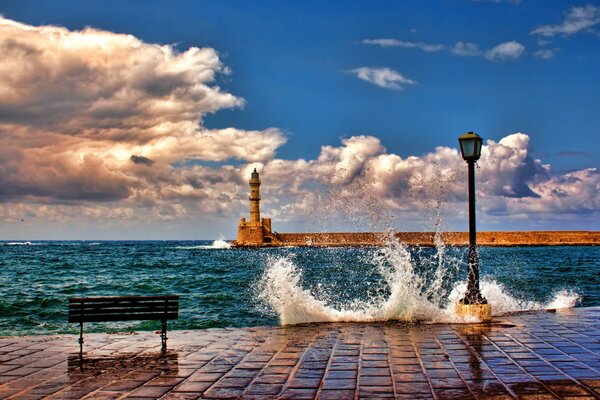 Surf de mar con un hermoso faro