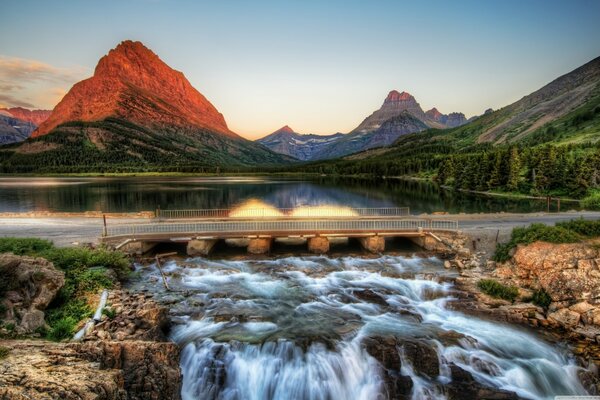 Naturaleza con río y puente al amanecer