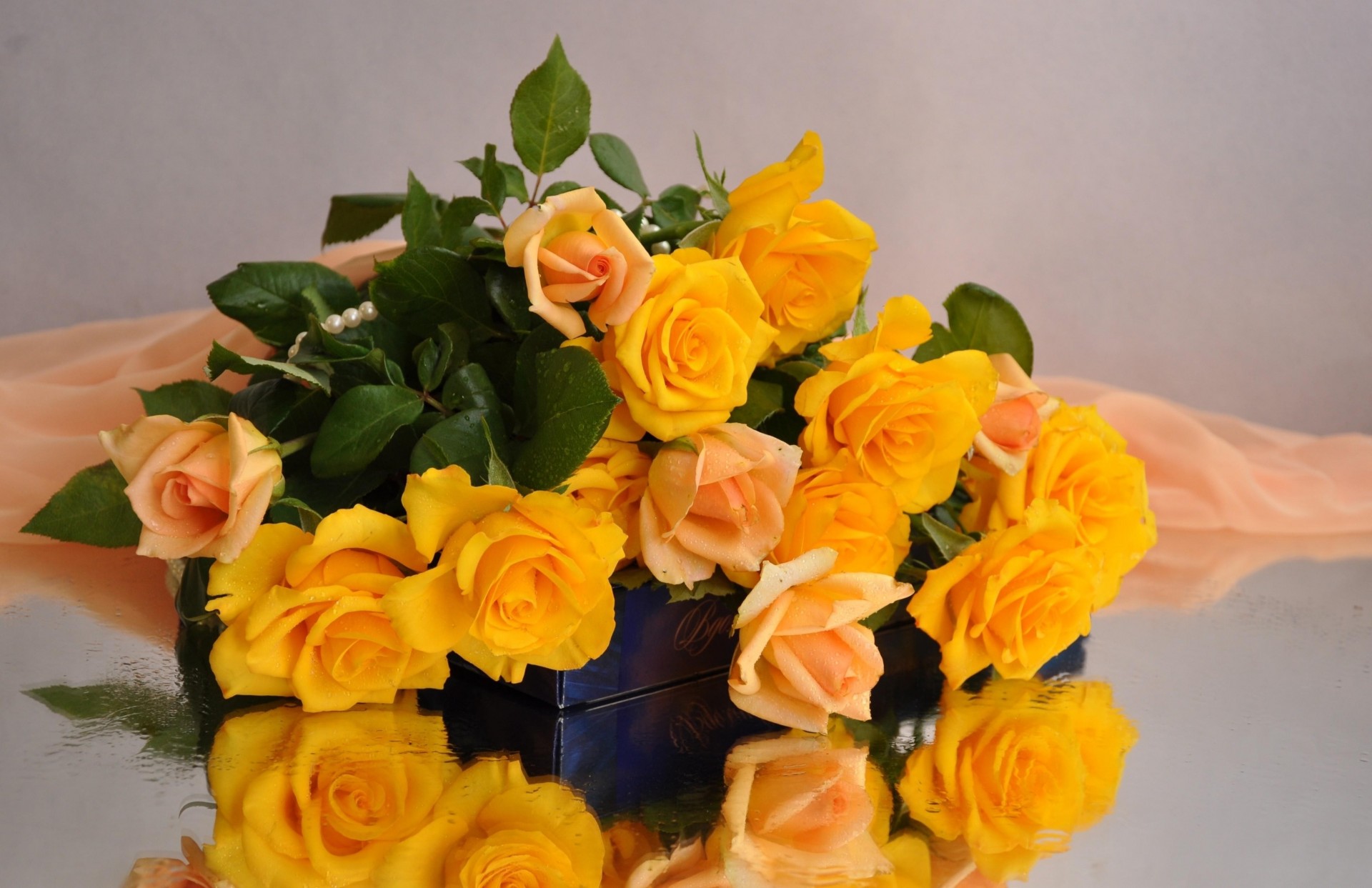 bonbons jaune tissu roses bouquet