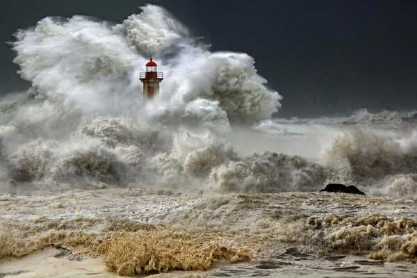 Ein Leuchtturm, der von einem spontanen Sturm im Ozean umhüllt ist