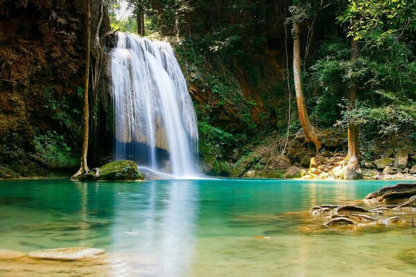 Cascada y lago cristalino