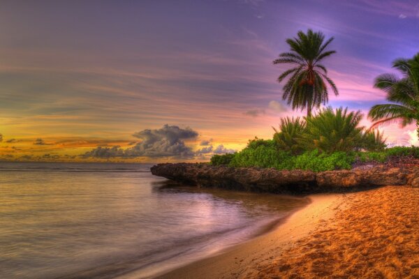 Isla desierta al atardecer