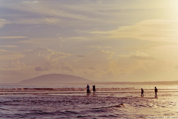 Familienspaziergang am Meer