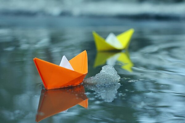 Photo de bateaux en carton coloré sur l eau