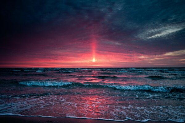 Hermosa puesta de sol rosa en la playa