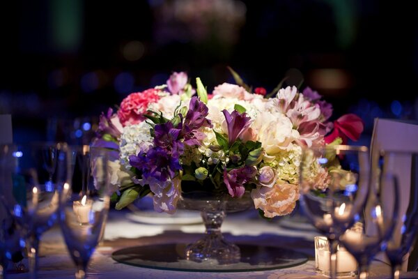 Composition sur la table encadrée de fleurs