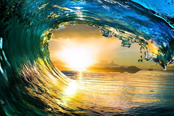 Puesta de sol a través del prisma de la ola