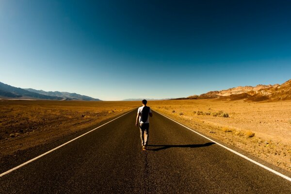 El hombre va a algún lugar en la pista