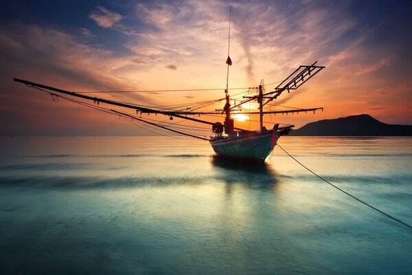 Fond d écran de bateau sur fond de coucher de soleil