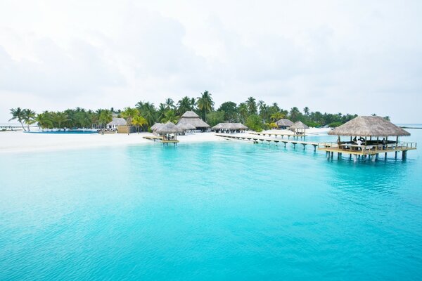 Mar azul y arena blanca