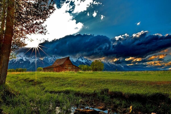 Nuages au-dessus de la maison près des montagnes