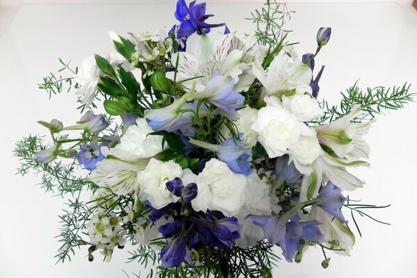 Beau bouquet de fleurs blanches et violettes