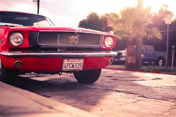 Auto Mustang czerwony Ford