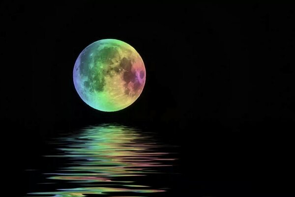 Bajkowy Księżyc nad morzem