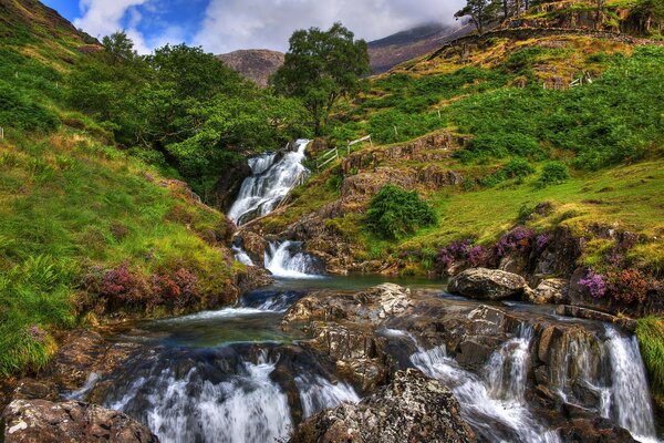 Die Landschaft des Gebirgsflusses in Großbritannien