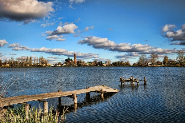 Panorama del lago con un puerto deportivo en ruinas