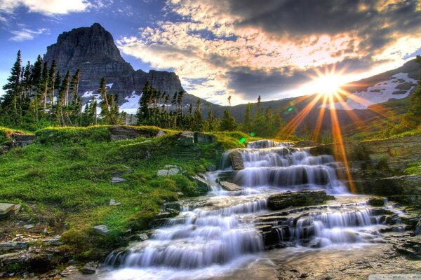 Гора с водопадом в солнечном свете
