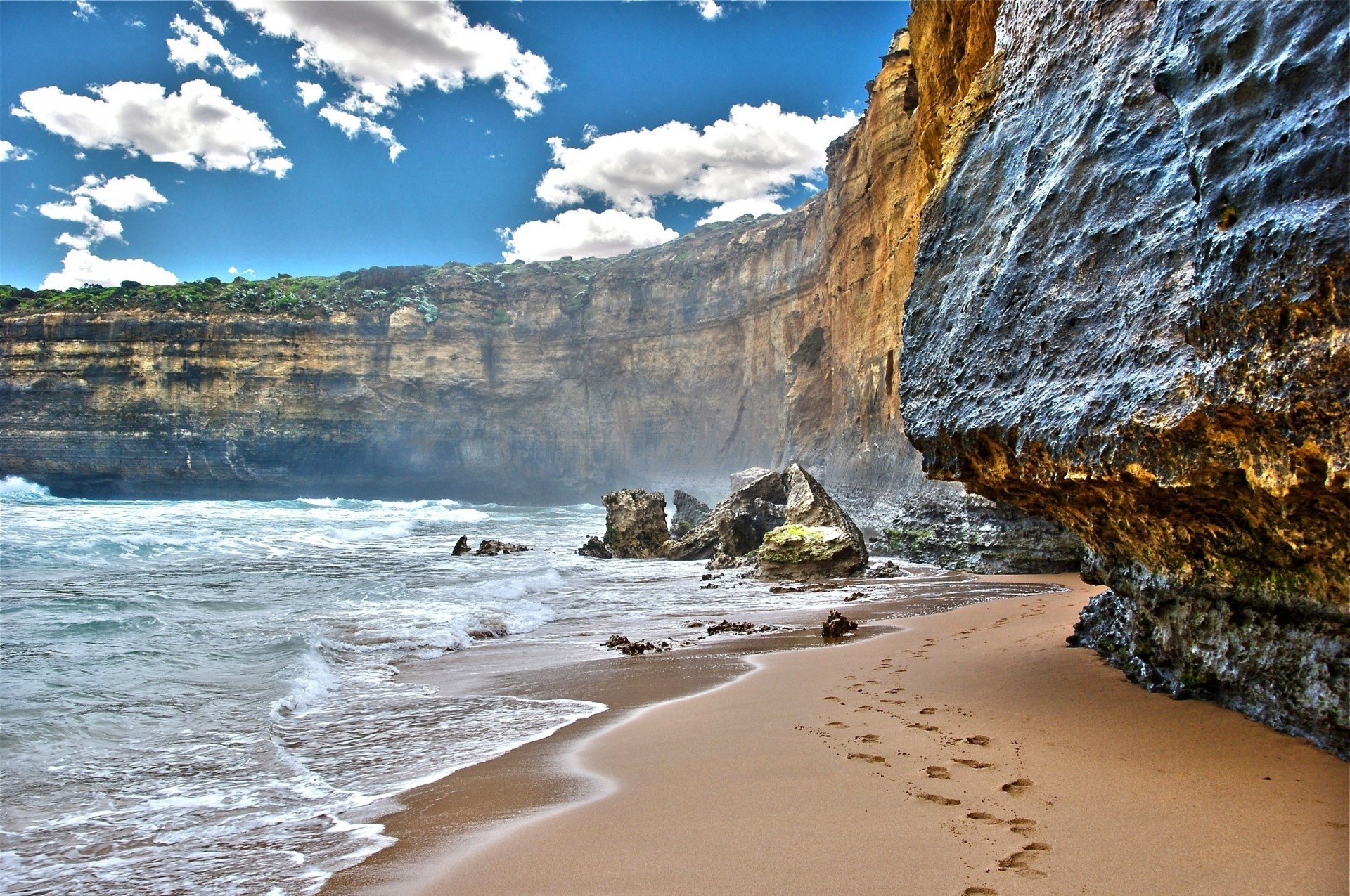 paisaje huellas naturaleza agua mar montañas arena rocas