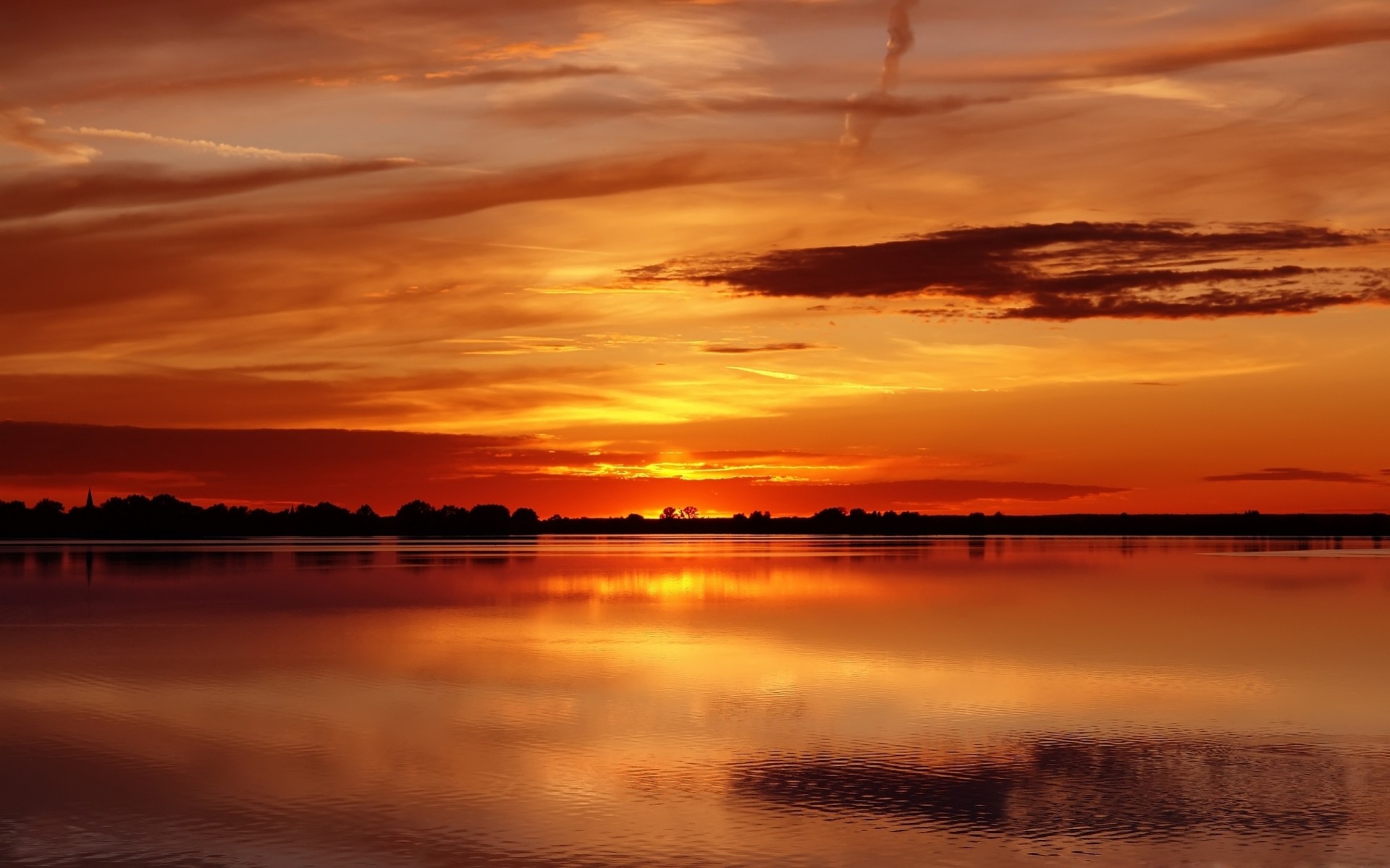 légèreté orange coucher de soleil ciel eau nuages ondulations sérénité surface