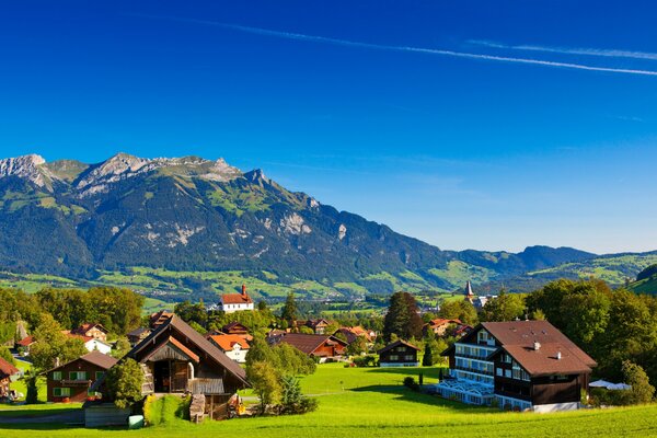 Швейцарская деревня в живописных Альпах