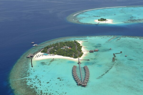 Top islands na środku błękitnego oceanu