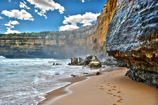 Красивое фото следу на пляже и скалы