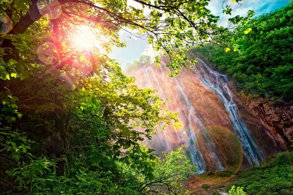 Mira el agua en la cascada, donde se puede relajarse