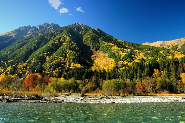 Herbst Berge auf dem Hintergrund des Flusses