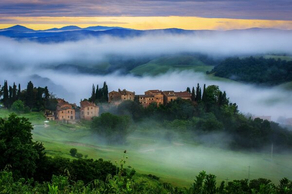 Città all alba nella nebbia dall alto