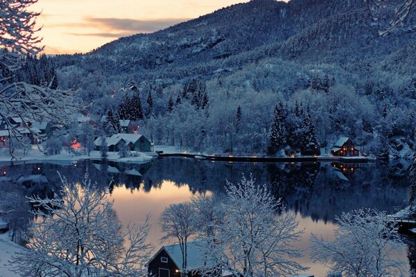 Frostiger Morgen Die Natur spiegelt sich im See wider