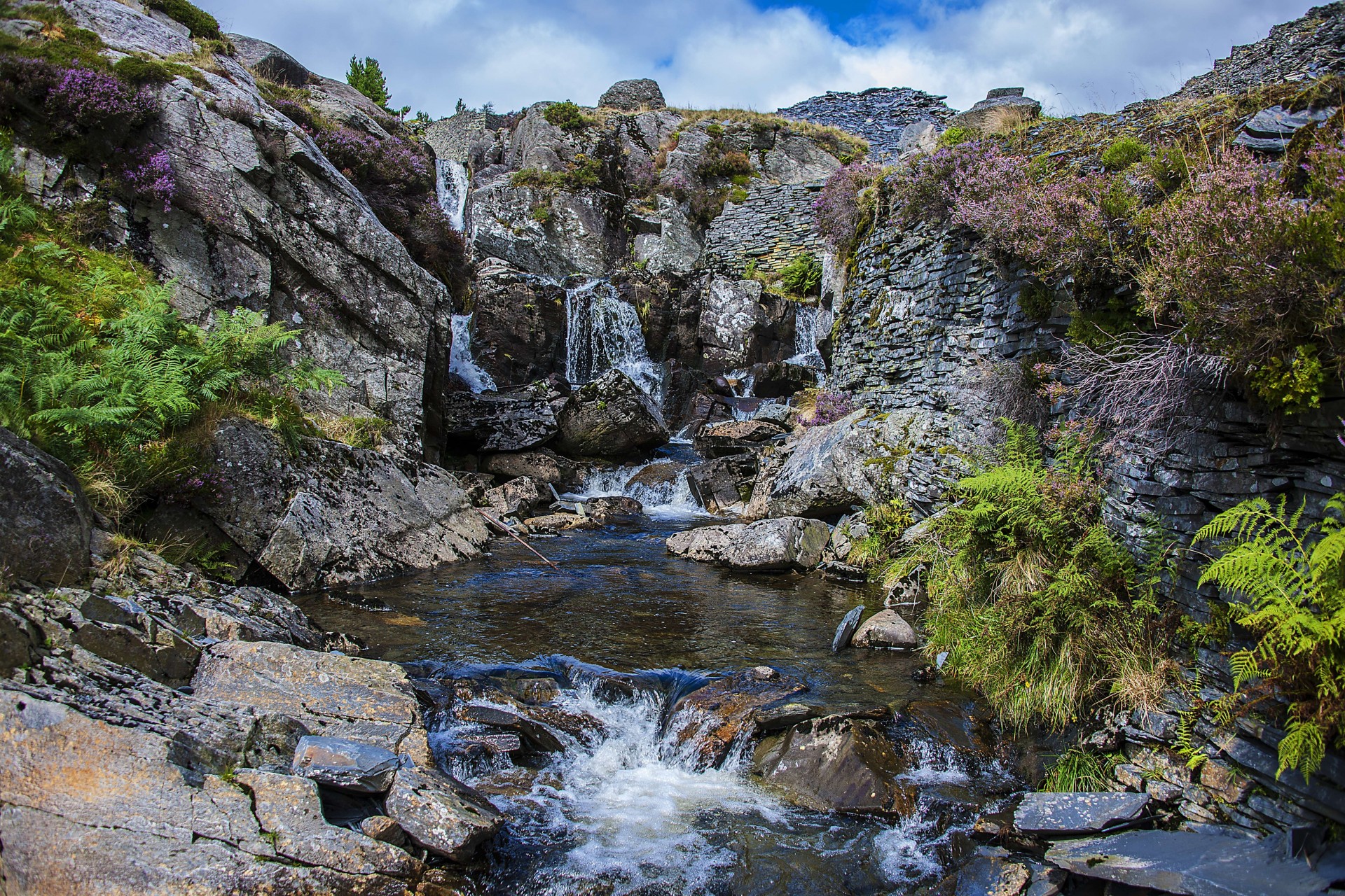 paisaje cascada río reino unido snowdonia rocas